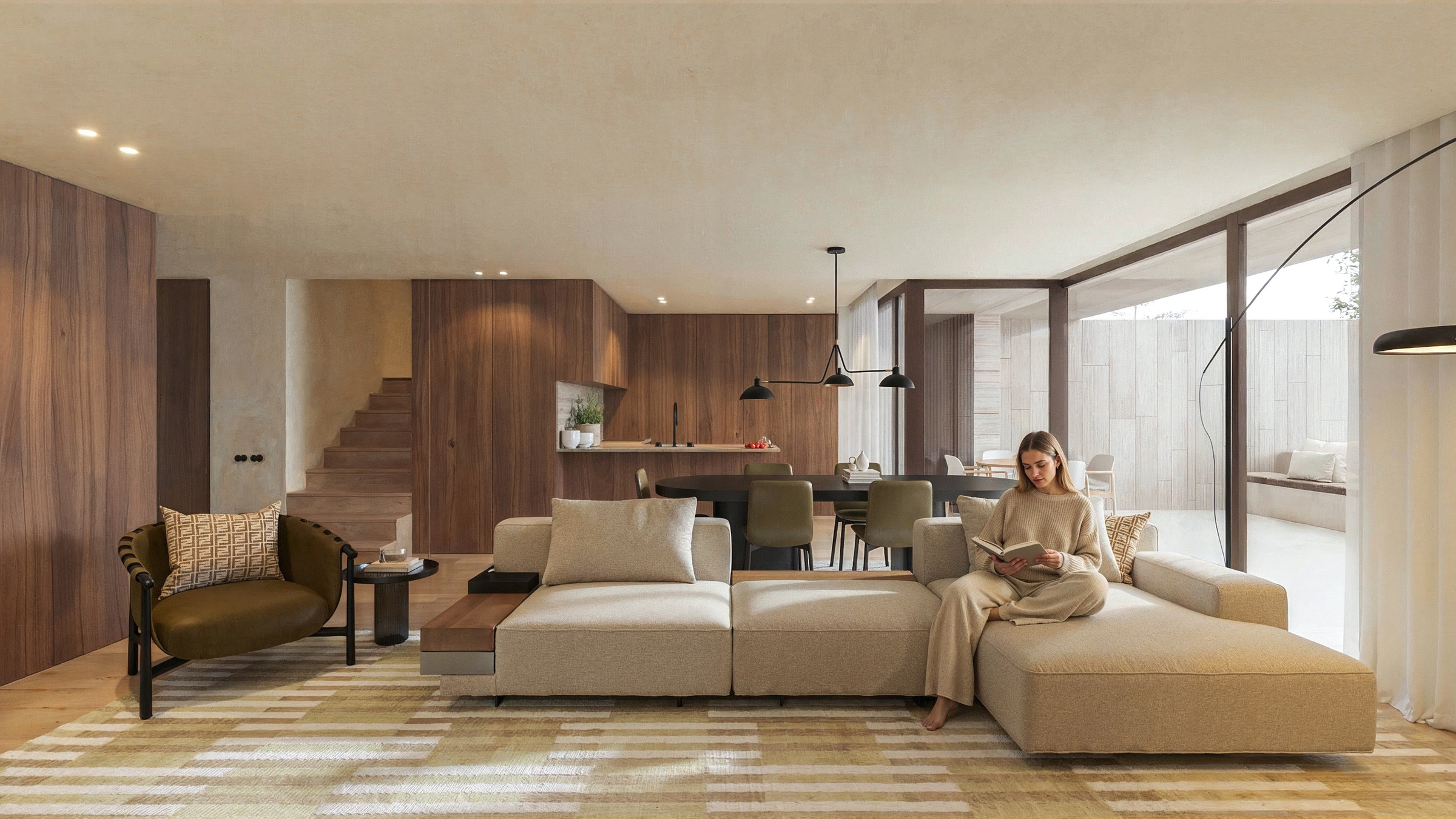 Sala de estar com sofá e luz natural suave